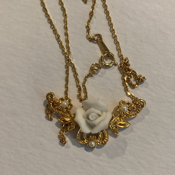 Vintage Gold Tone Filigree ceramic Rose Necklace with chain 1990’s - Picture 5 of 5